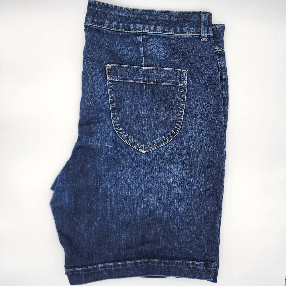 Lee Regular Fit Mid Rise Jean Shorts Size 18W - Picture 2 of 4
